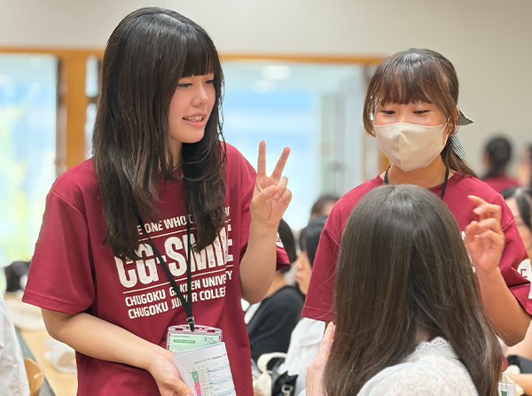 オープンキャンパスで高校生をご案内